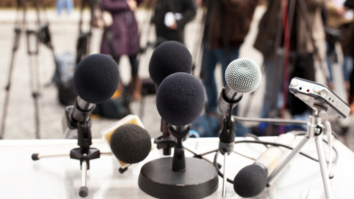 گزارشگر خبر یا خدمه فیلم و رسانهw and media